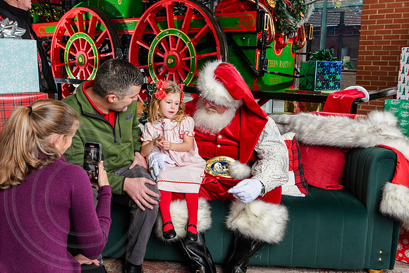 RKPhoto-2025-TheCharlestonSanta-Dec7-2292
