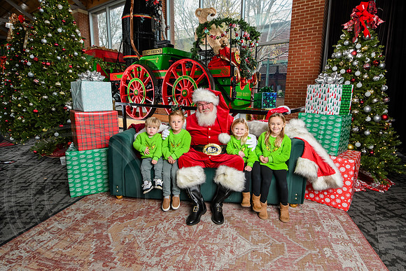 RKPhoto-2025-TheCharlestonSanta-Dec7-2293