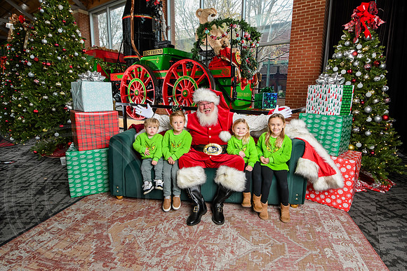 RKPhoto-2025-TheCharlestonSanta-Dec7-2294