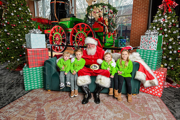 RKPhoto-2025-TheCharlestonSanta-Dec7-2295