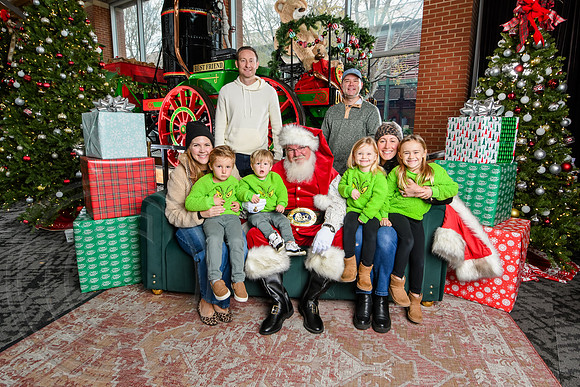 RKPhoto-2025-TheCharlestonSanta-Dec7-2296