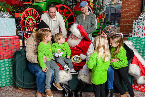 RKPhoto-2025-TheCharlestonSanta-Dec7-2298