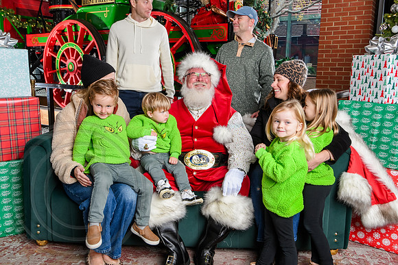 RKPhoto-2025-TheCharlestonSanta-Dec7-2300