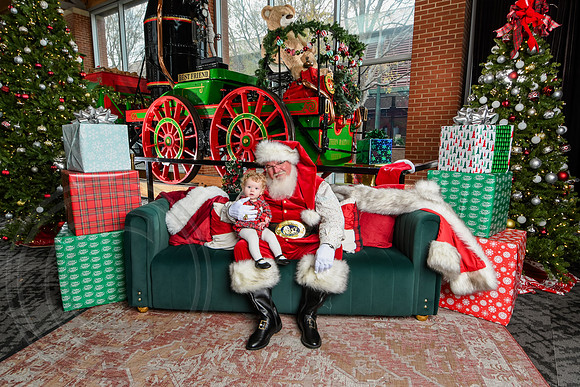 RKPhoto-2025-TheCharlestonSanta-Dec7-2304