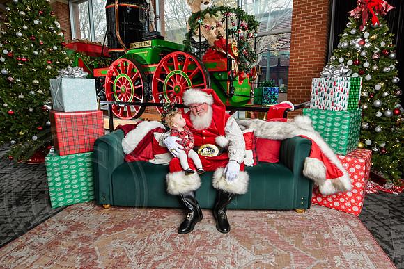 RKPhoto-2025-TheCharlestonSanta-Dec7-2305