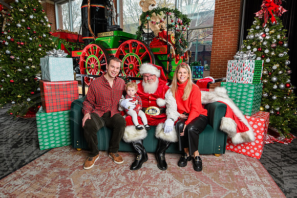 RKPhoto-2025-TheCharlestonSanta-Dec7-2307