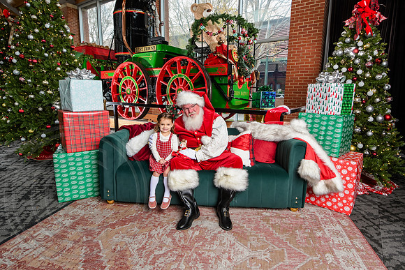 RKPhoto-2025-TheCharlestonSanta-Dec7-2314