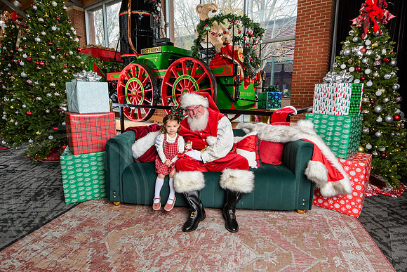 RKPhoto-2025-TheCharlestonSanta-Dec7-2315