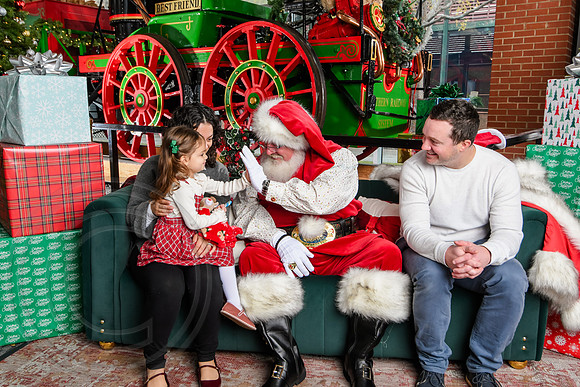 RKPhoto-2025-TheCharlestonSanta-Dec7-2318