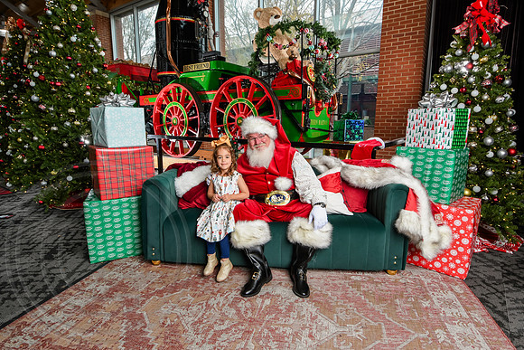 RKPhoto-2025-TheCharlestonSanta-Dec7-2321