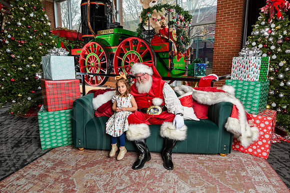 RKPhoto-2025-TheCharlestonSanta-Dec7-2322