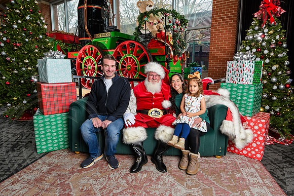 RKPhoto-2025-TheCharlestonSanta-Dec7-2323