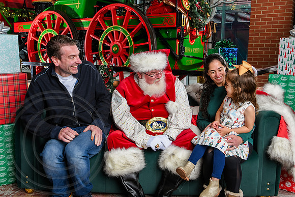 RKPhoto-2025-TheCharlestonSanta-Dec7-2324