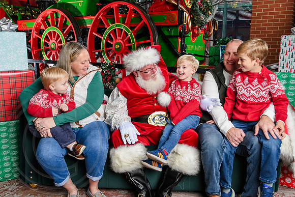 RKPhoto-2025-TheCharlestonSanta-Dec7-2330