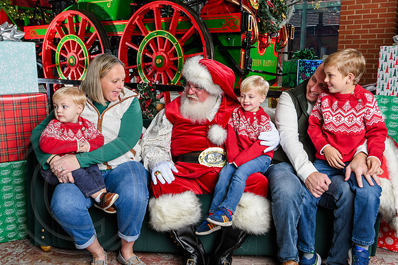 RKPhoto-2025-TheCharlestonSanta-Dec7-2331