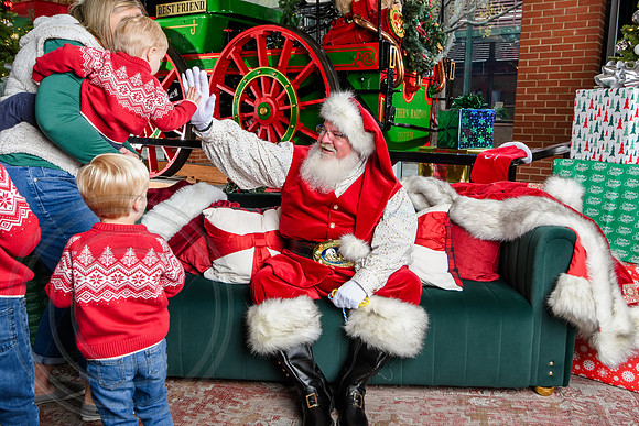 RKPhoto-2025-TheCharlestonSanta-Dec7-2333