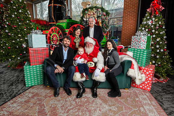 RKPhoto-2025-TheCharlestonSanta-Dec7-2338
