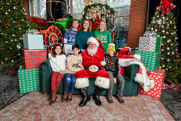 RKPhoto-2025-TheCharlestonSanta-Dec7-2342