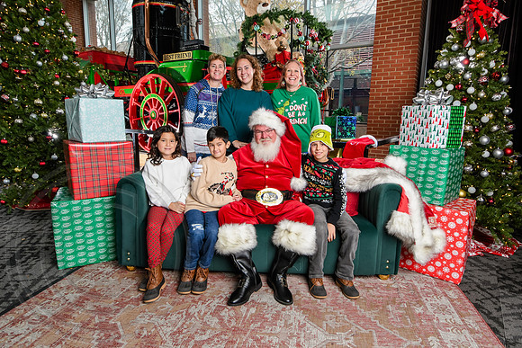RKPhoto-2025-TheCharlestonSanta-Dec7-2341