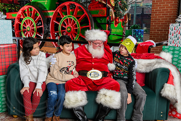 RKPhoto-2025-TheCharlestonSanta-Dec7-2343