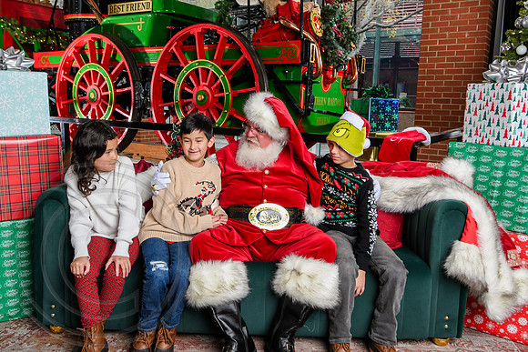 RKPhoto-2025-TheCharlestonSanta-Dec7-2344