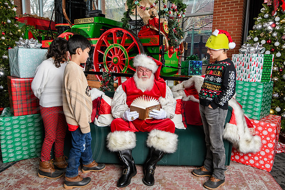 RKPhoto-2025-TheCharlestonSanta-Dec7-2345