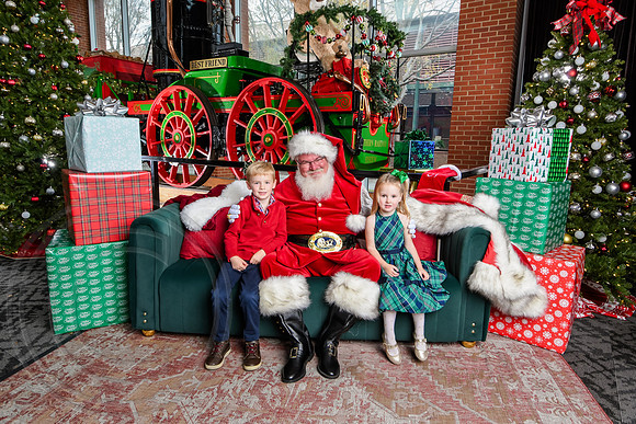 RKPhoto-2025-TheCharlestonSanta-Dec7-2347