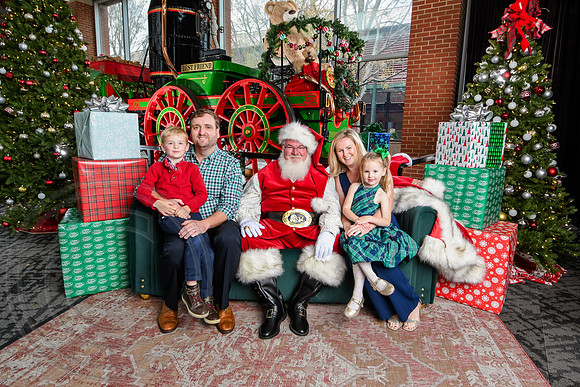 RKPhoto-2025-TheCharlestonSanta-Dec7-2349