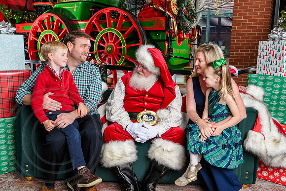 RKPhoto-2025-TheCharlestonSanta-Dec7-2350