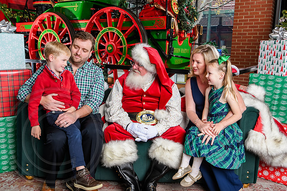 RKPhoto-2025-TheCharlestonSanta-Dec7-2351