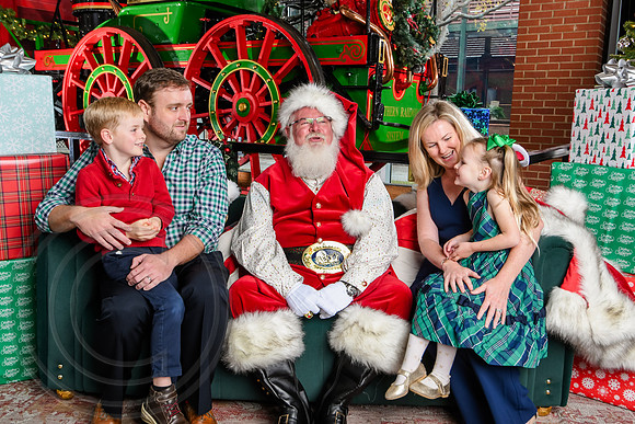 RKPhoto-2025-TheCharlestonSanta-Dec7-2352