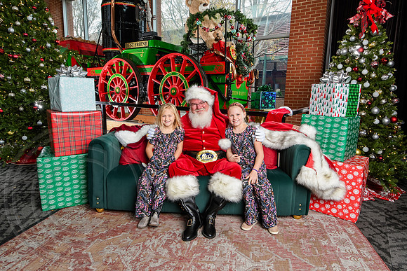 RKPhoto-2025-TheCharlestonSanta-Dec7-2354