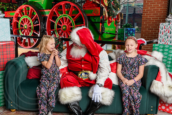 RKPhoto-2025-TheCharlestonSanta-Dec7-2357