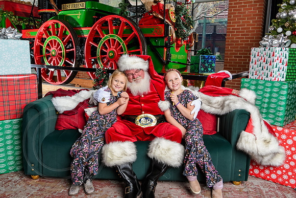 RKPhoto-2025-TheCharlestonSanta-Dec7-2360