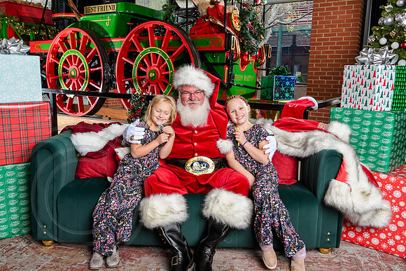 RKPhoto-2025-TheCharlestonSanta-Dec7-2361