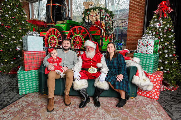 RKPhoto-2025-TheCharlestonSanta-Dec7-2362