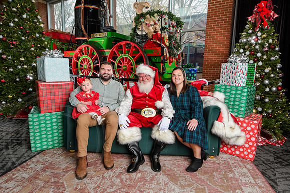 RKPhoto-2025-TheCharlestonSanta-Dec7-2363