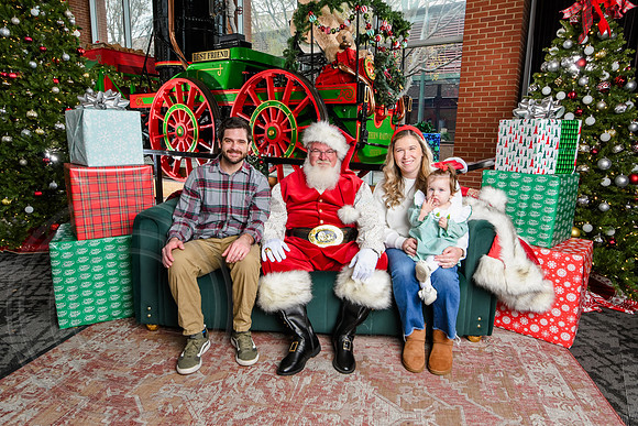 RKPhoto-2025-TheCharlestonSanta-Dec7-2368