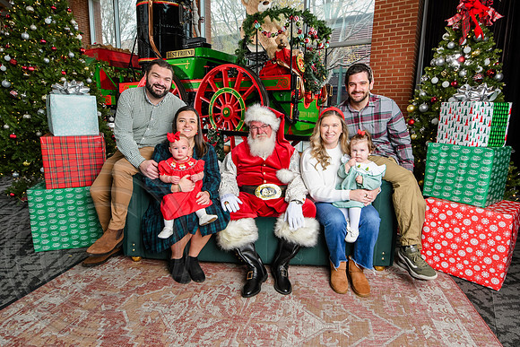 RKPhoto-2025-TheCharlestonSanta-Dec7-2371