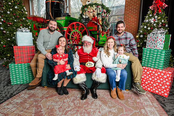 RKPhoto-2025-TheCharlestonSanta-Dec7-2372
