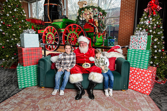 RKPhoto-2025-TheCharlestonSanta-Dec7-2373