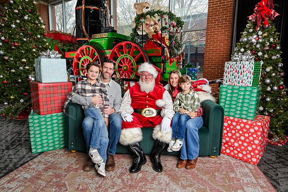 RKPhoto-2025-TheCharlestonSanta-Dec7-2374