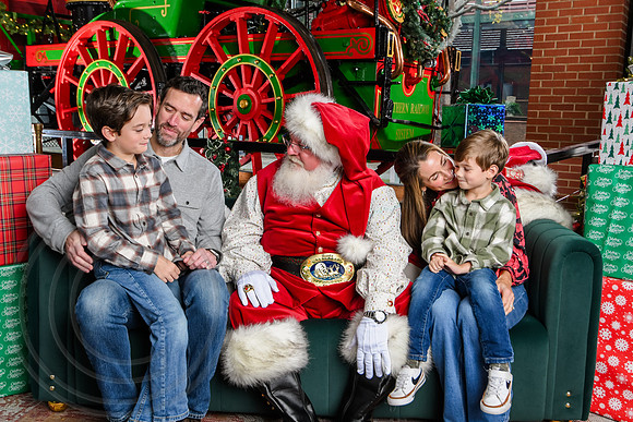 RKPhoto-2025-TheCharlestonSanta-Dec7-2377