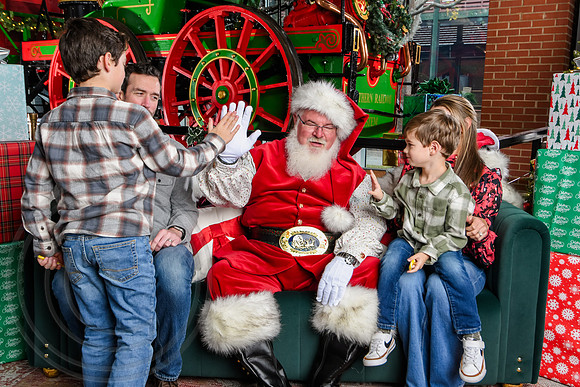 RKPhoto-2025-TheCharlestonSanta-Dec7-2378