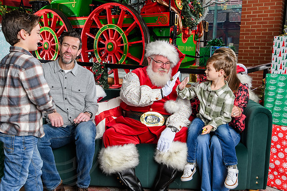 RKPhoto-2025-TheCharlestonSanta-Dec7-2379