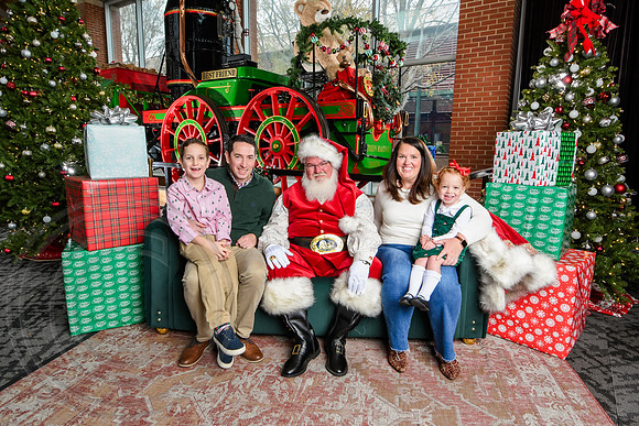 RKPhoto-2025-TheCharlestonSanta-Dec7-2381