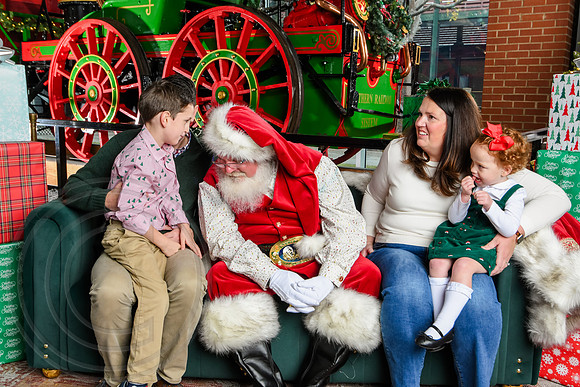 RKPhoto-2025-TheCharlestonSanta-Dec7-2384