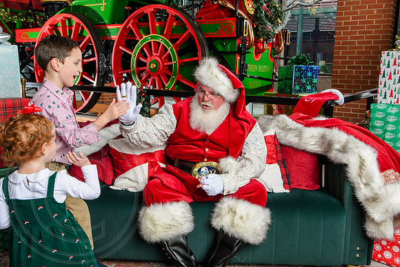 RKPhoto-2025-TheCharlestonSanta-Dec7-2385