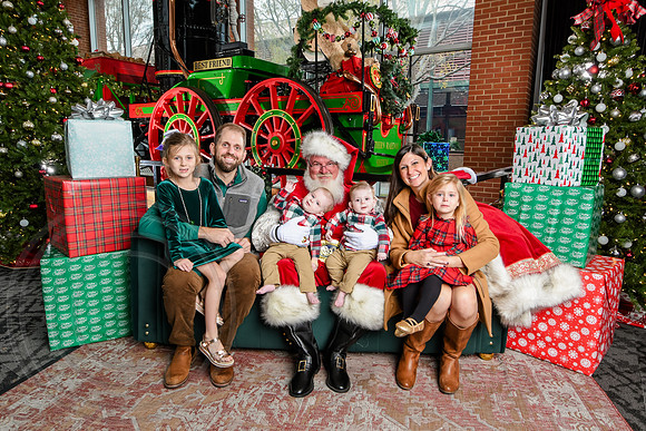 RKPhoto-2025-TheCharlestonSanta-Dec7-2387