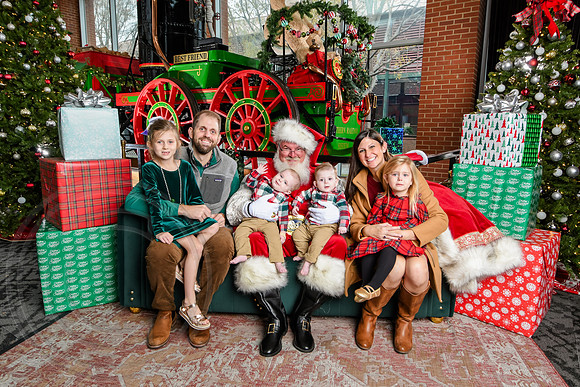 RKPhoto-2025-TheCharlestonSanta-Dec7-2388
